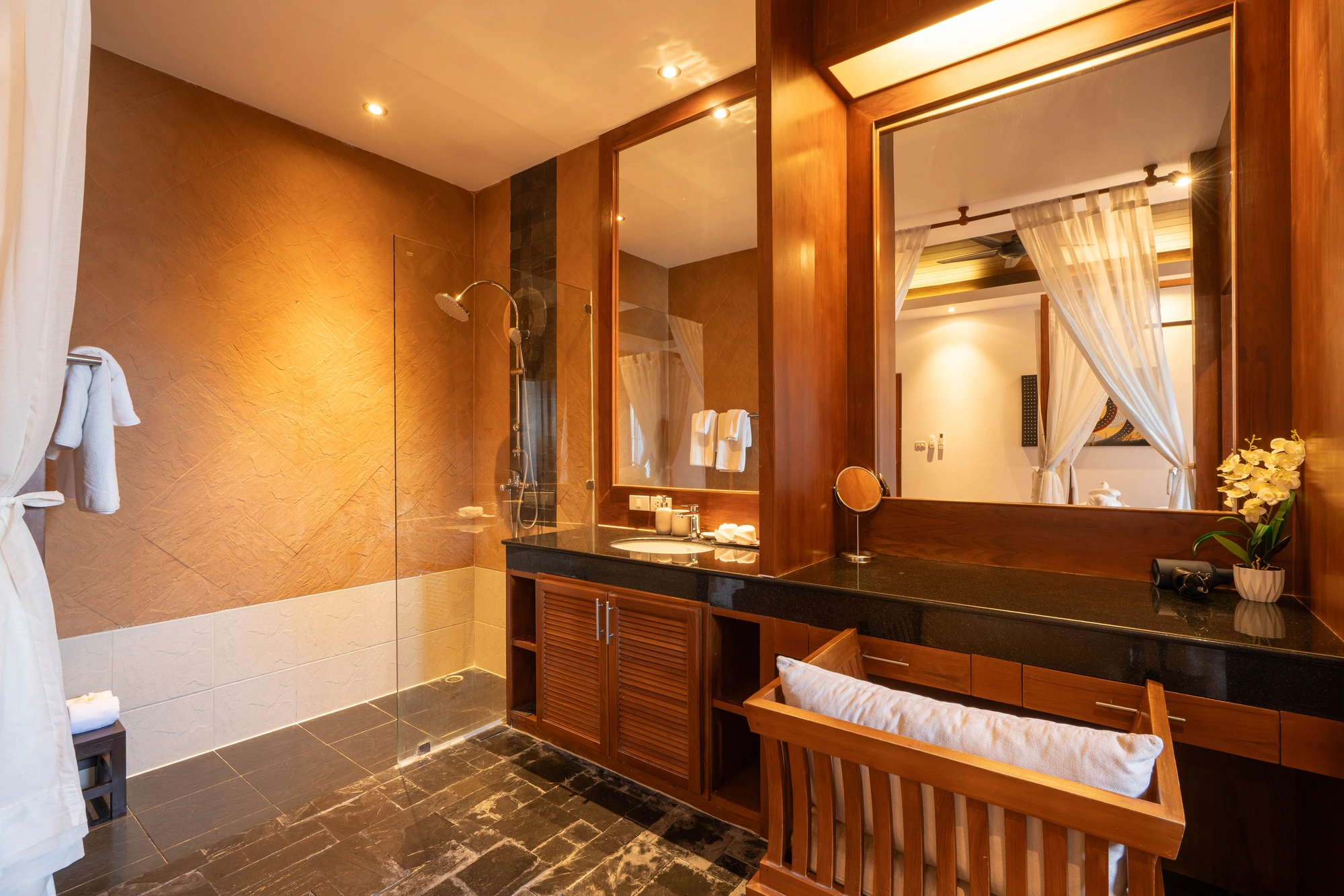 Master bedroom bathroom