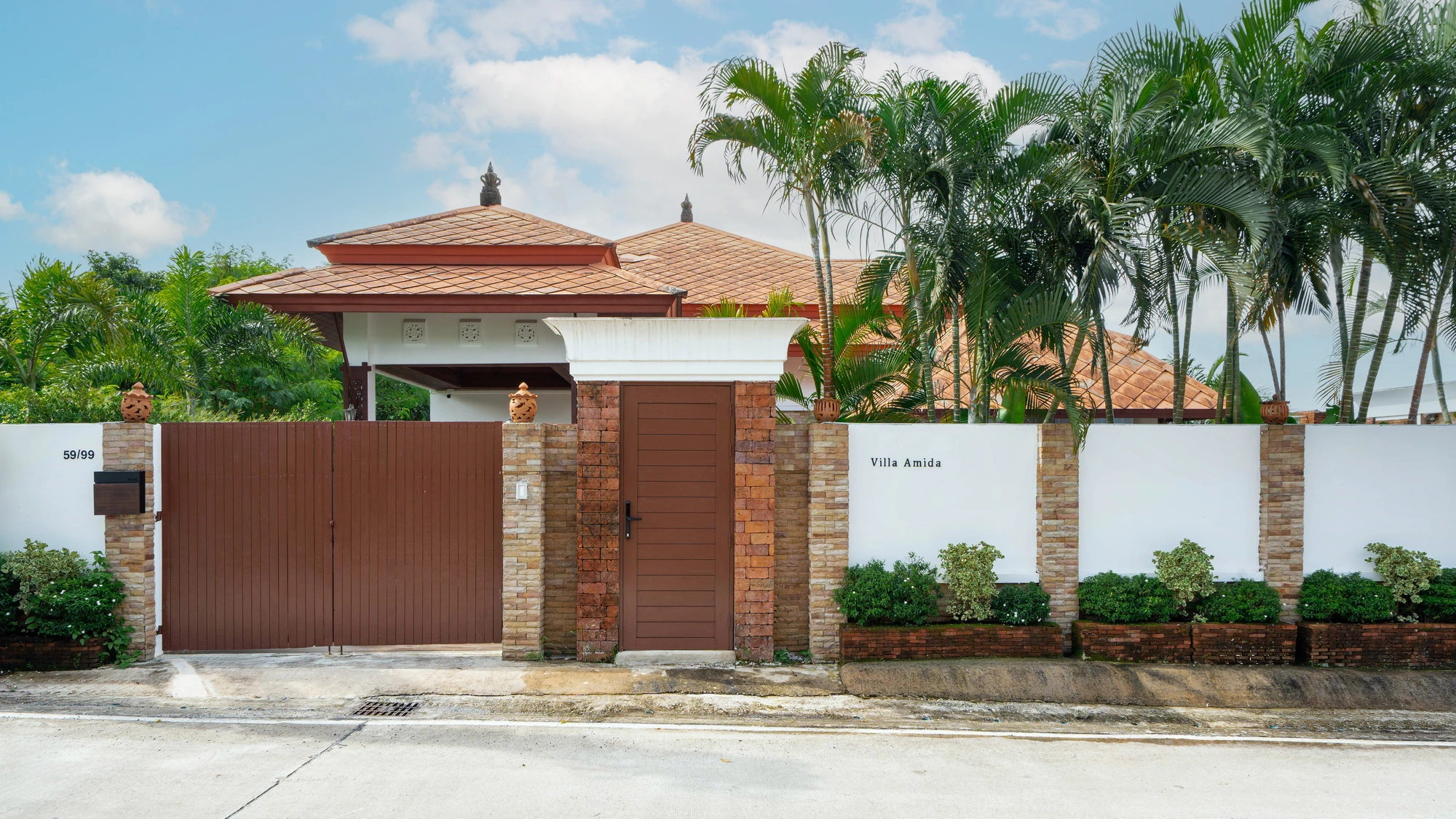 Villa and surroundings